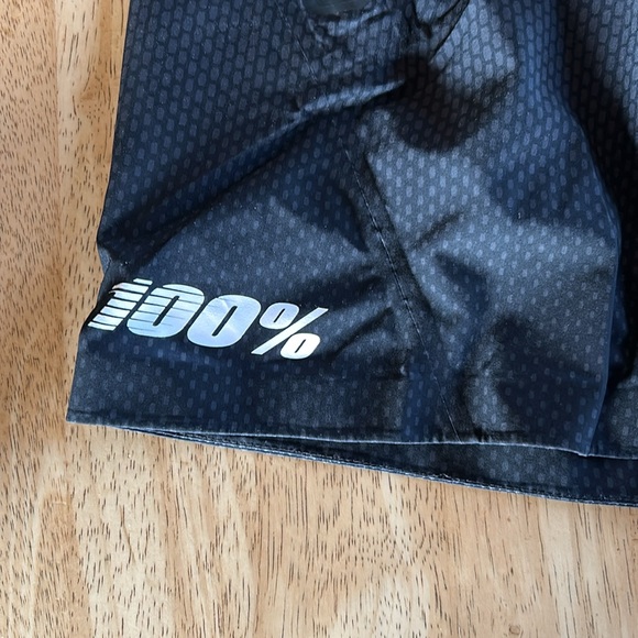 100% riding shorts - Picture 3 of 13